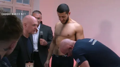 Caughtnaked極限ウェイトカット：裸体口淫と服を着た観衆