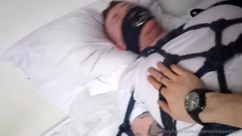 Brincadeira com Lingerie com Venda nos Olhos e Amarrada na Cama – Cena de Bondage