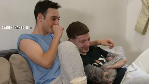 CMNM Caughtnaked Comeuppance Teil 5 – Gruppensex auf dem Sofa mit Oralverkehr & Handjob