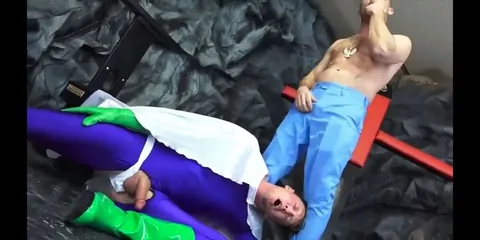 Pierce Paris & Lance Hart in Hot Bed Seks, Zoenen, Uitkleden