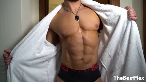 El cuerpo musculoso de Michael recibe sexo oral y masturbación con manos usando braguitas de encaje rosa