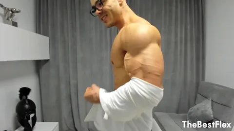 TheBestFlex & Forbidme ajoelhado, flexão muscular e sexo oral no sofá listrado
