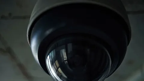 オノノノ警察官、浴室でフェラチオ – 激しい濡れ濡れアクション