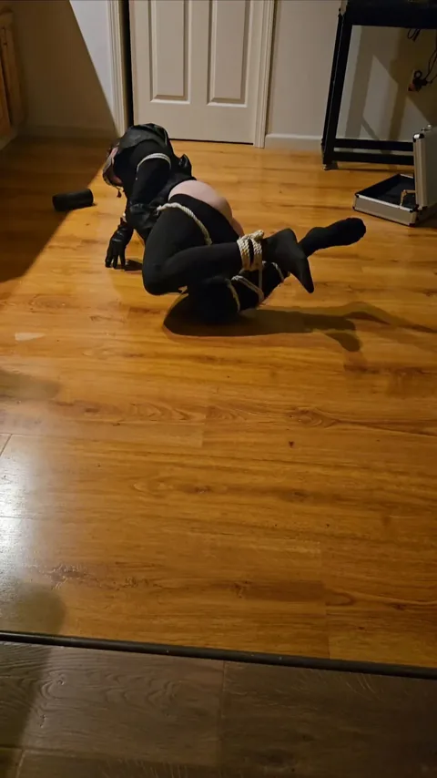 Superhéros Mecs Ordinaires Liés Dans Un Bondage Gay En Combinaison Supertwink Soumis À La Lustucru Partie 2
