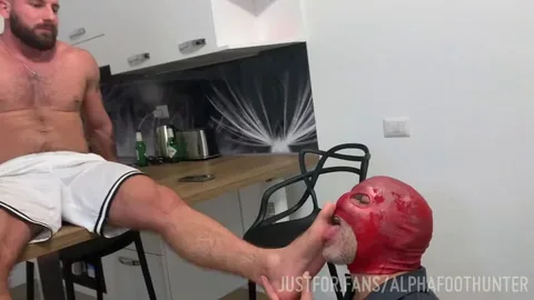 Bruce Supremacy é Profundamente Sugado em Cena de Quartos Luxuosos