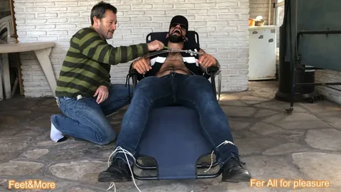 Ermittleroffizier gefesselt, geknebelt & gekitzelt – Für alle, die Freude an expliziten Fessel-Szenen haben