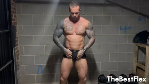 Harry Krush da sexo oral a pareja arrodillada en un baño tatuado