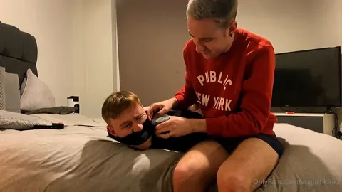 Sugada quente na cama: Camiseta vermelha ajoelha-se para sexo oral profundo