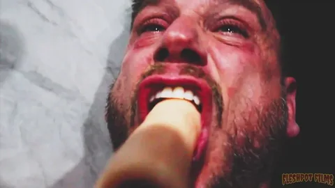 Fleshpot Films – Drilldo Maniac – 激しいフェラチオ、暗い寝室での跪いての舐め回し