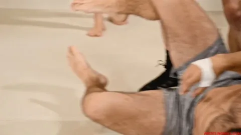 Axel Reed, Marius Matteo & Muscle Beast en Orgía – Oral, Manos