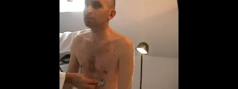 Jacques realiza sexo oral mientras está tumbado con la mano en la cabeza en un dormitorio