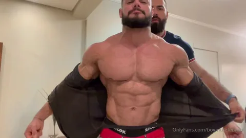 Airon y hombres con barba, sin camisa, en abrazo intenso, beso y manoseo