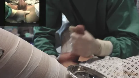 Sexo oral na cama: performer de camisa verde agrada com smartphone