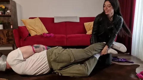 Speakus Bondage & Speakuss Atado – Besos, Desvestirse en el Sofá Rojo